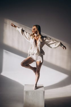 sesja-kobieca-w-studio-sesja-zdjeciowa-w-plenerze-portretowe-fotograf-krakow-fotografia-kobieca-sensualna-zdjecia-w-bieliznie-msalawa-mateusz-salawa-piekna-kobieta-41